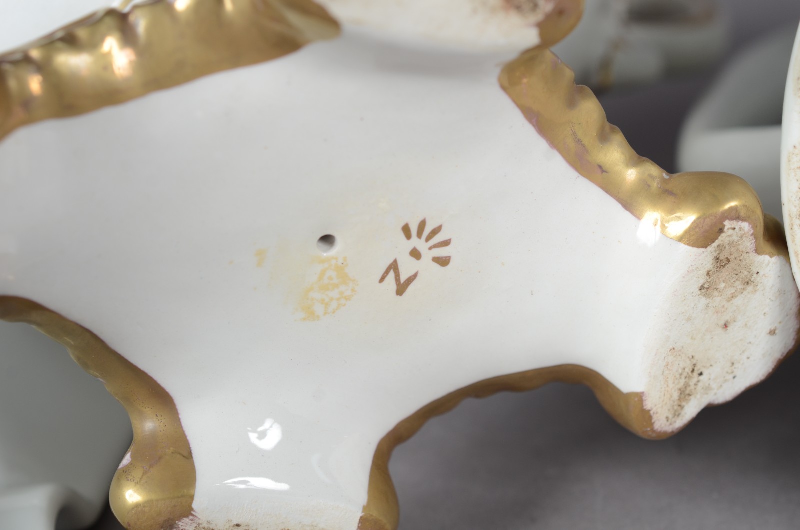 Seis peças diversas de porcelana, sendo: jarra francesa "Appareil à... - foto 8 de 11