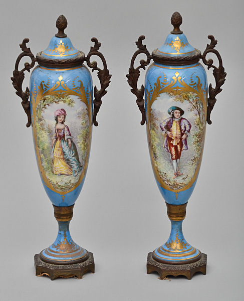 Par de delicadas anforas de porcelana francesa de SÈVRES, marcadas na...