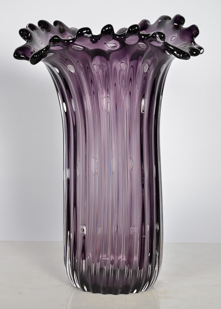 Vaso de murano canelado na cor ametista, alt. 38 cm.