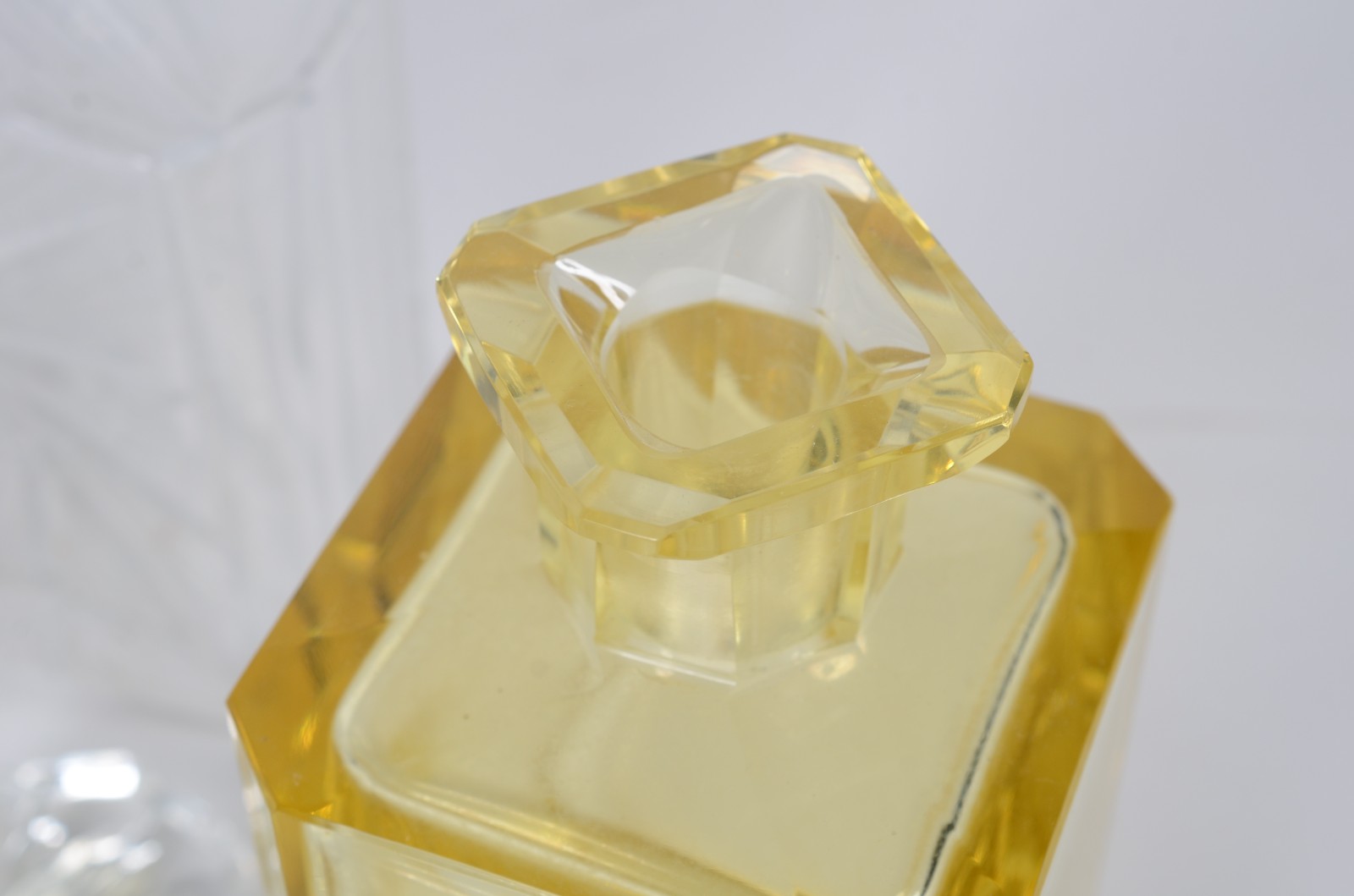 Quatro garrafas diversas de cristal, sendo tres transparentes... - foto 4 de 11