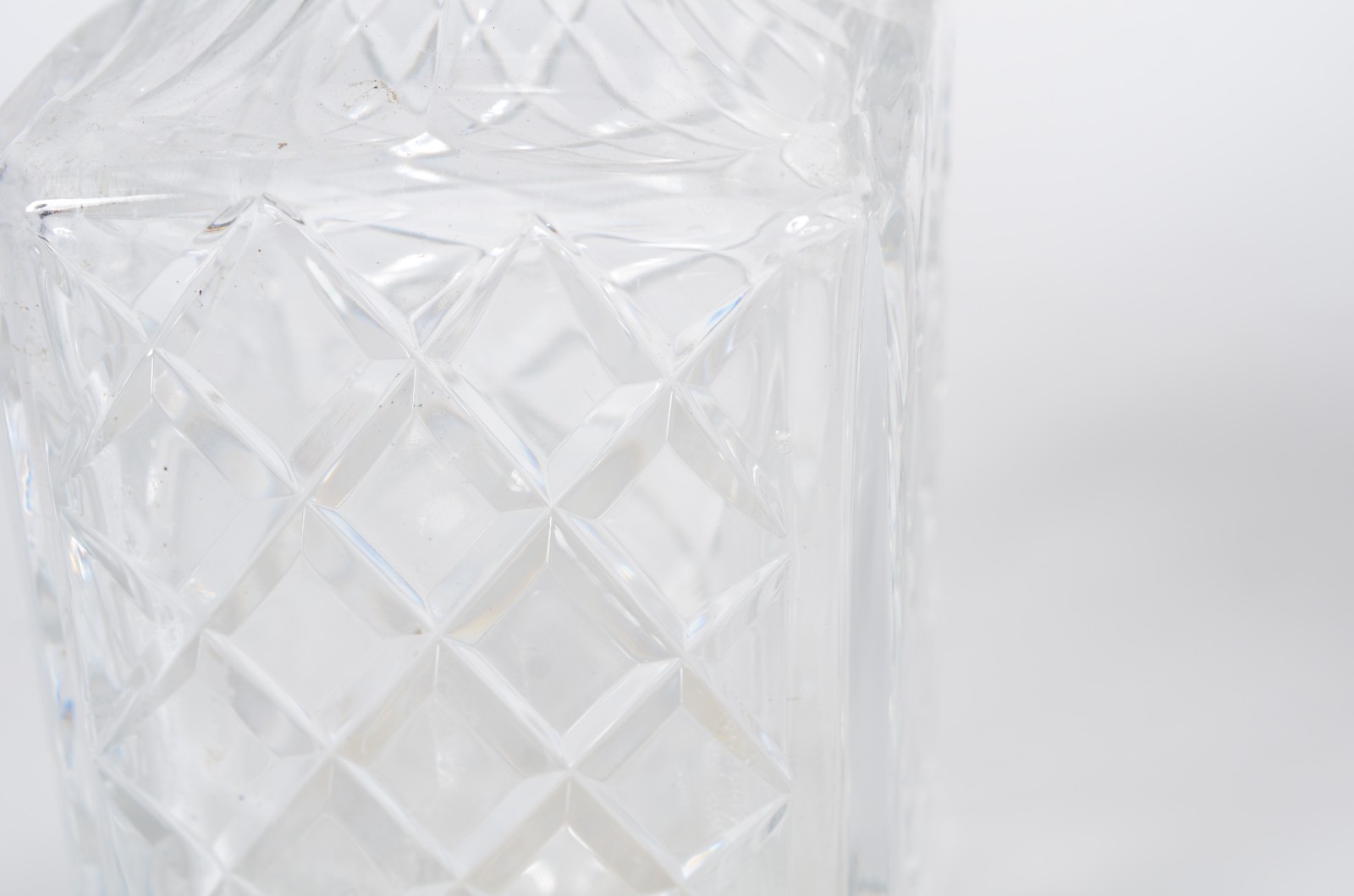 Quatro garrafas diversas de cristal, sendo tres transparentes... - foto 8 de 11