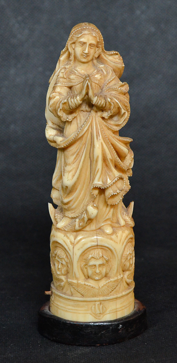 Estatueta de marfim de Goa repres. NOSSA SENHORA, base de madeira...
