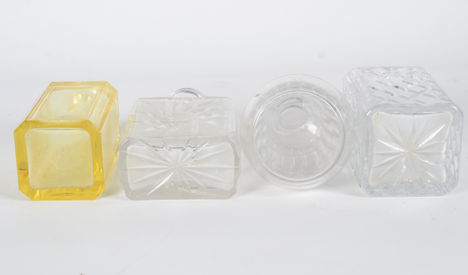 Quatro garrafas diversas de cristal, sendo tres transparentes... - foto 10 de 11