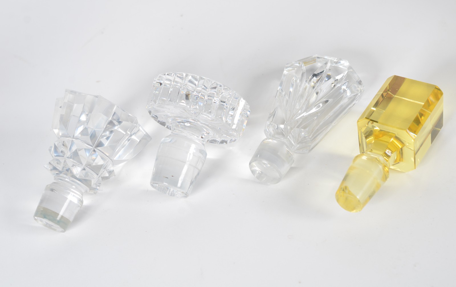Quatro garrafas diversas de cristal, sendo tres transparentes... - foto 11 de 11