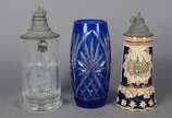Três peças diversas, sendo: 2 tankards para cer... - Três peças diversas, sendo: 2 tankards para cerveja, um de cristal lavrado e outro de cerâmica alemã com tampas de pewter; e, vaso de cristal do...