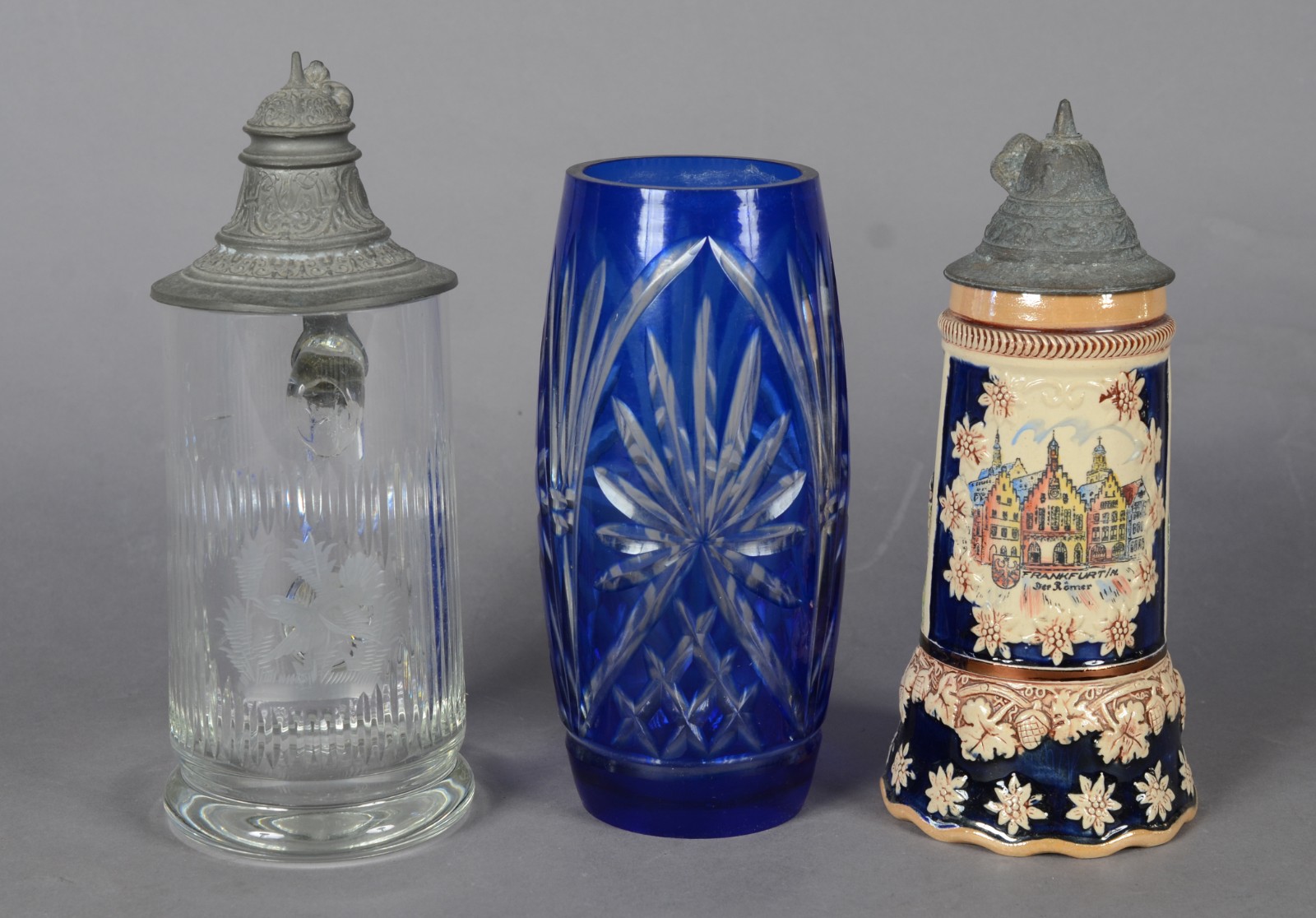 Três peças diversas, sendo: 2 tankards para cerveja, um de cristal... - foto 1 de 7