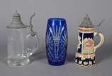 Três peças diversas, sendo: 2 tankards para cer... - Três peças diversas, sendo: 2 tankards para cerveja, um de cristal lavrado e outro de cerâmica alemã com tampas de pewter; e, vaso de cristal do...