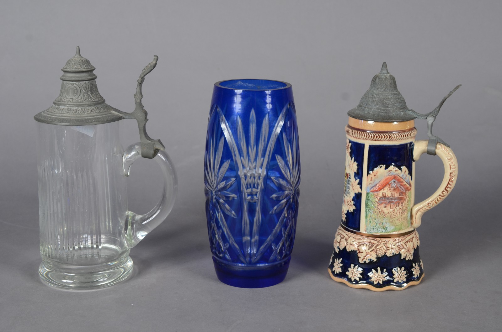 Três peças diversas, sendo: 2 tankards para cerveja, um de cristal... - foto 2 de 7