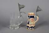Três peças diversas, sendo: 2 tankards para cer... - Três peças diversas, sendo: 2 tankards para cerveja, um de cristal lavrado e outro de cerâmica alemã com tampas de pewter; e, vaso de cristal do...