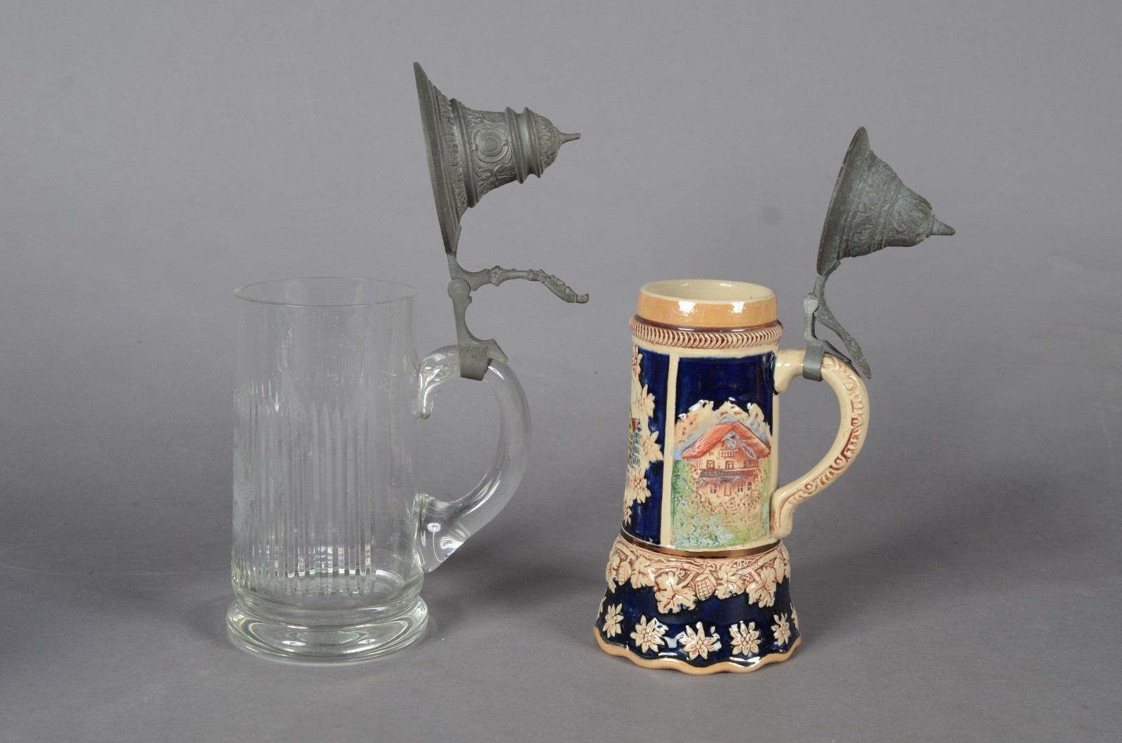 Três peças diversas, sendo: 2 tankards para cerveja, um de cristal... - foto 3 de 7