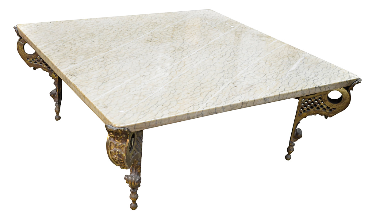 Mesa de centro com base de bronze vazado, tampo de mármore. Med.1,03...