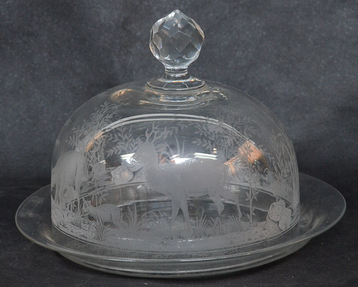 Queijeira com presentoir de cristal com cervo lavrado, diam.26 alt.19...