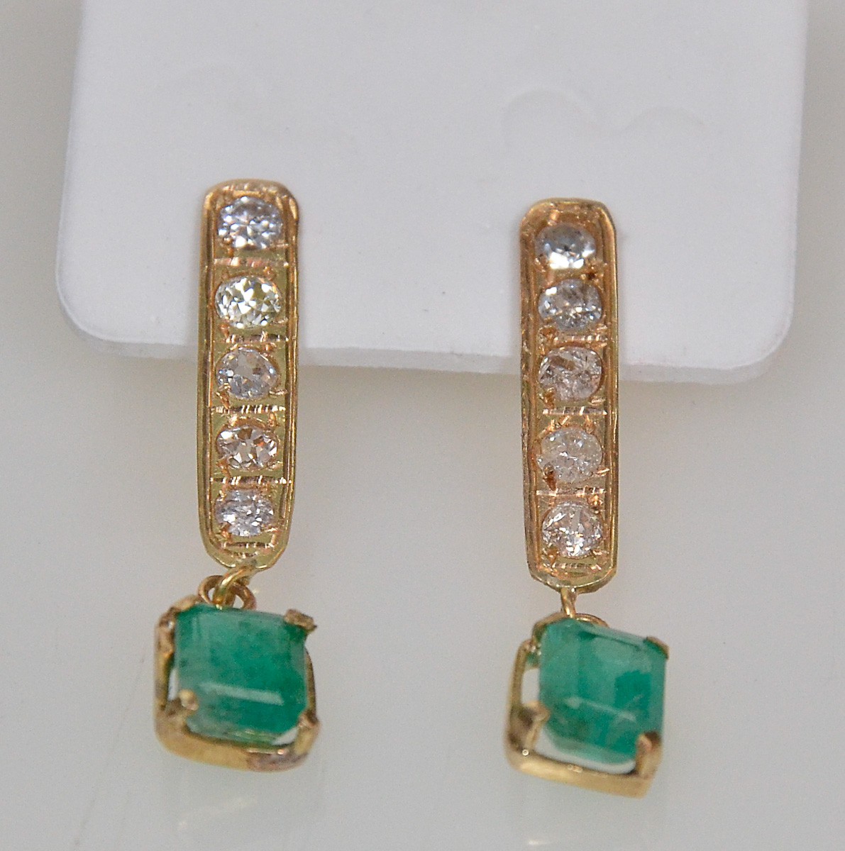 Par de brincos de ouro 18 k com esmeraldas e 10 brilhantes, peso 4 g.