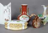 Cinco peças diversas de porcelana, sendo: caixa... - Cinco peças diversas de porcelana, sendo: caixa oval com flores em policromia e realces dourados; gomil com pássaro e alça realçada em dourado; ...