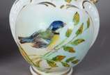 Cinco peças diversas de porcelana, sendo: caixa... - Cinco peças diversas de porcelana, sendo: caixa oval com flores em policromia e realces dourados; gomil com pássaro e alça realçada em dourado; ...