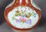 Cinco peças diversas de porcelana, sendo: caixa... - Cinco peças diversas de porcelana, sendo: caixa oval com flores em policromia e realces dourados; gomil com pássaro e alça realçada em dourado; ...
