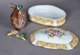 Cinco peças diversas de porcelana, sendo: caixa... - Cinco peças diversas de porcelana, sendo: caixa oval com flores em policromia e realces dourados; gomil com pássaro e alça realçada em dourado; ...