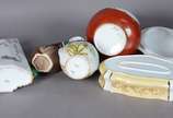 Cinco peças diversas de porcelana, sendo: caixa... - Cinco peças diversas de porcelana, sendo: caixa oval com flores em policromia e realces dourados; gomil com pássaro e alça realçada em dourado; ...