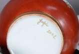 Cinco peças diversas de porcelana, sendo: caixa... - Cinco peças diversas de porcelana, sendo: caixa oval com flores em policromia e realces dourados; gomil com pássaro e alça realçada em dourado; ...