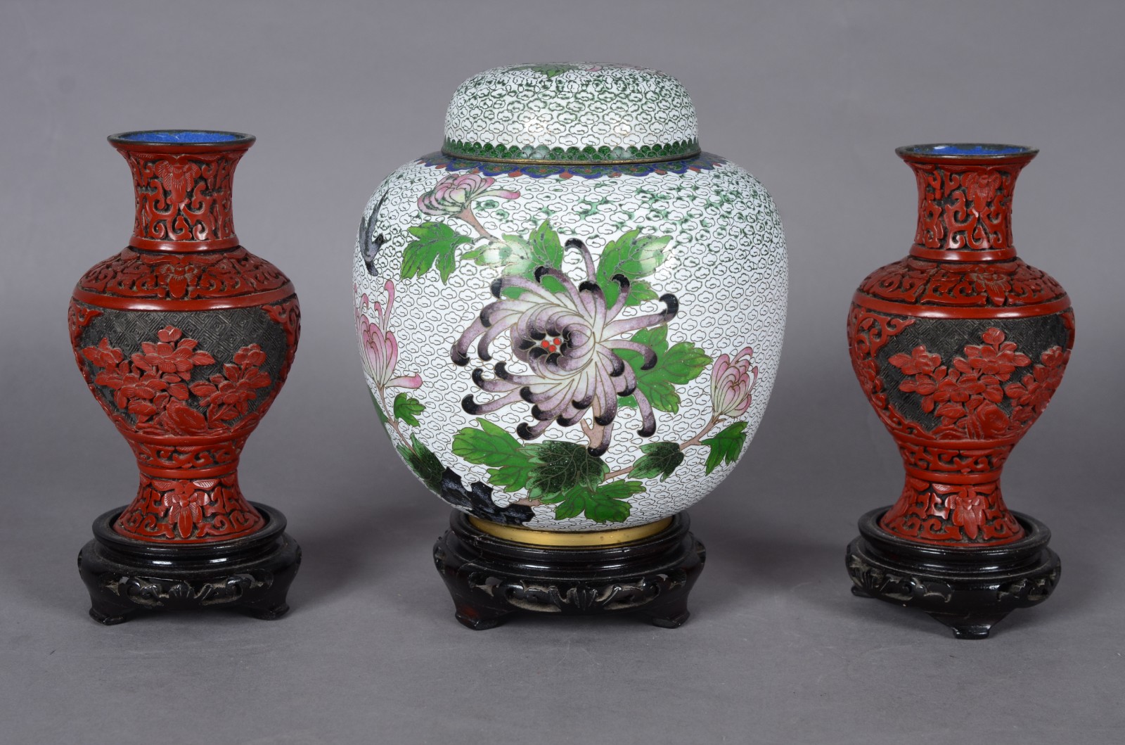 Três peças orientais diversas, sendo: 2 vasos de lacca vermelha e... - foto 1 de 6