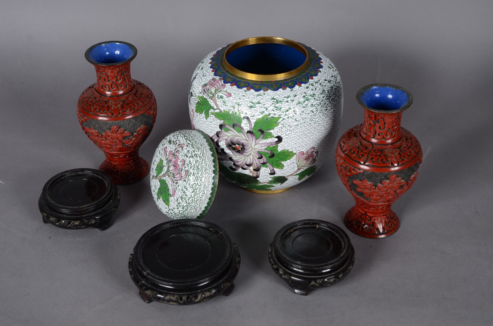 Três peças orientais diversas, sendo: 2 vasos de lacca vermelha e... - foto 2 de 6