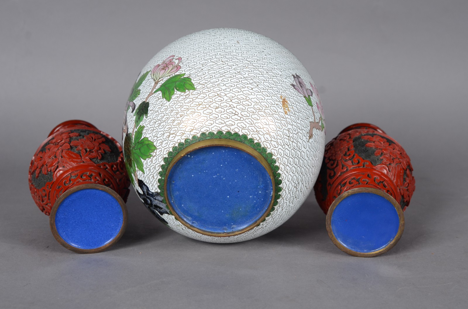 Três peças orientais diversas, sendo: 2 vasos de lacca vermelha e... - foto 3 de 6