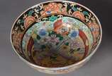 Quatro peças diversas de porcelana oriental, se... - Quatro peças diversas de porcelana oriental, sendo: 2 cachepots com pratos (azul com bicado na borda); bowl com base de madeira e travesseiro na...