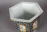 Quatro peças diversas de porcelana oriental, se... - Quatro peças diversas de porcelana oriental, sendo: 2 cachepots com pratos (azul com bicado na borda); bowl com base de madeira e travesseiro na...