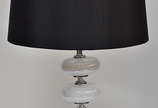 Abatjour com base de metal e vidro branco em go... - Abatjour com base de metal e vidro branco em gomos, acompanha cúpula, alt.total 73 cm.