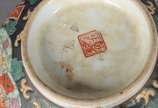 Quatro peças diversas de porcelana oriental, se... - Quatro peças diversas de porcelana oriental, sendo: 2 cachepots com pratos (azul com bicado na borda); bowl com base de madeira e travesseiro na...