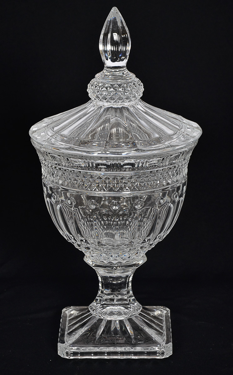 Compoteira de cristal de pé alto, lapidado em facetas, alt.39 cm.