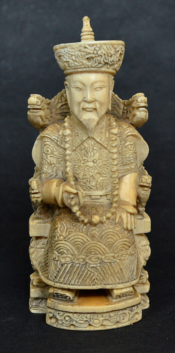 Estatueta de marfim repres. Imperador, alt. 16 cm.