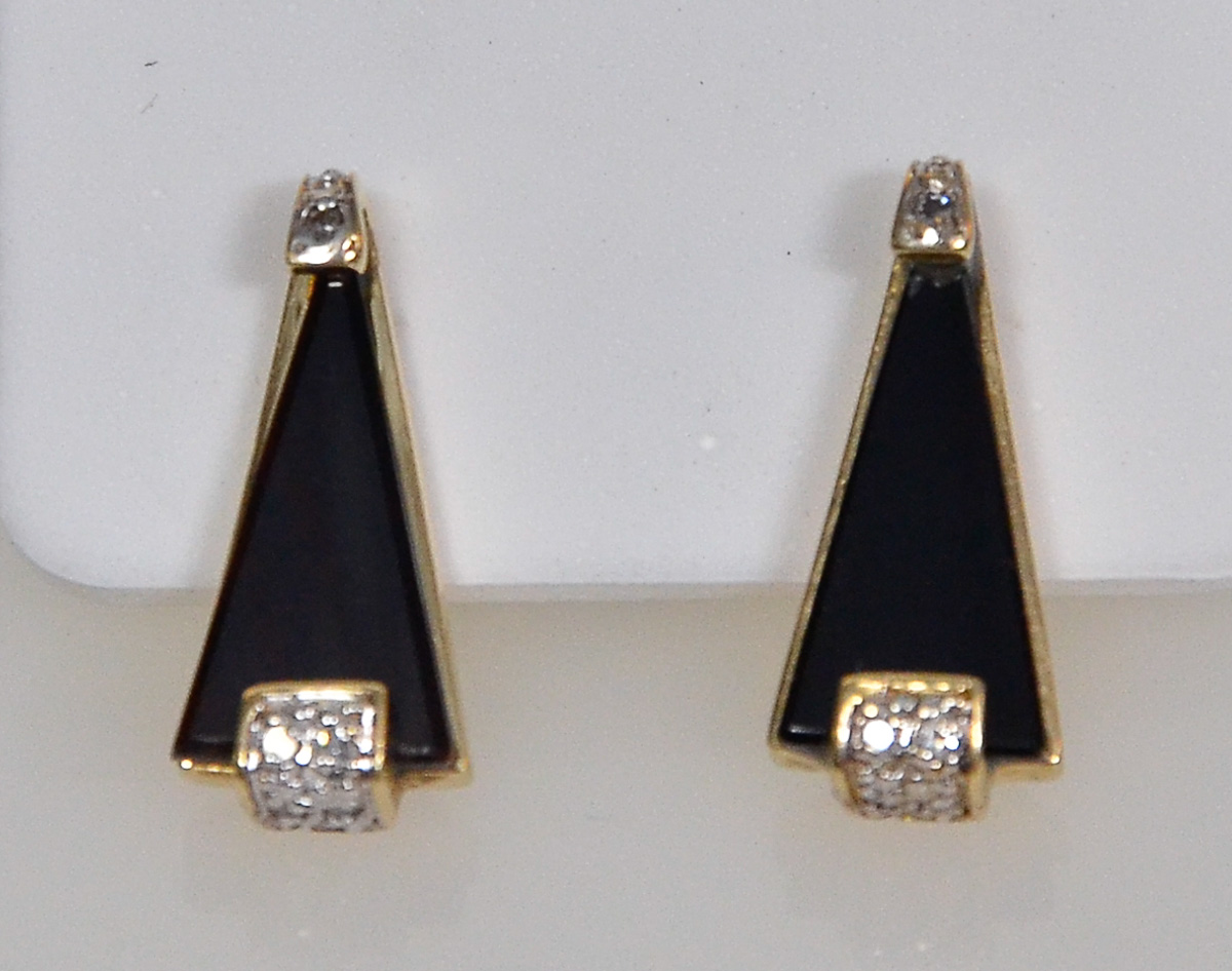 Par de brincos de ouro 18 k, onix e brilhantes, peso 4,5 g.