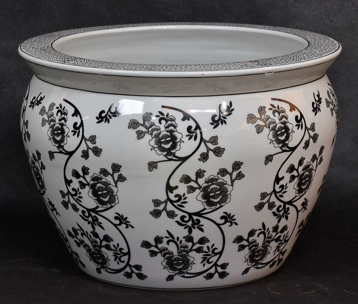 Cachepot de porcelana oriental branca com flores pretas, alt. 26...