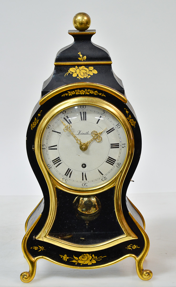 Relógio suiço ZENITH, caixa de madeira pintada. Alt. 45 cm.