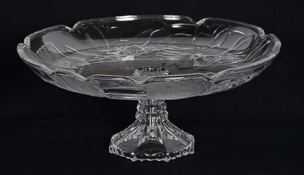 Prato para sobremesa de pé alto, folhas em relevo. Diam.35 alt.15 cm.