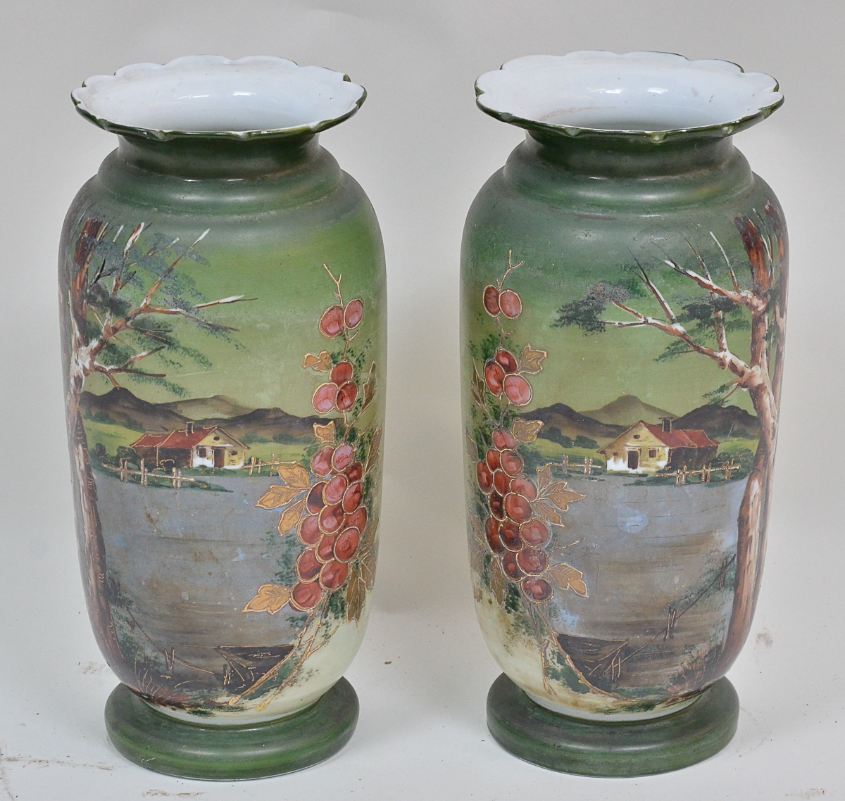 Par de vasos de opalina com paisagem e cachos de uvas em policromia...