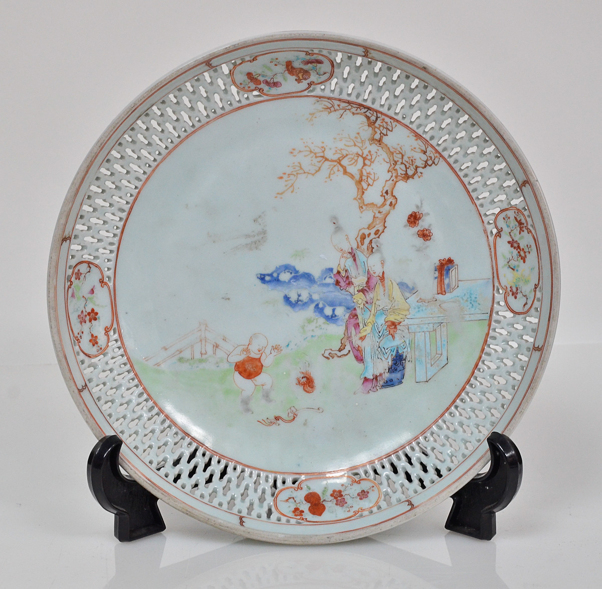 Prato de porcelana oriental com figuras em policromia e vazados...
