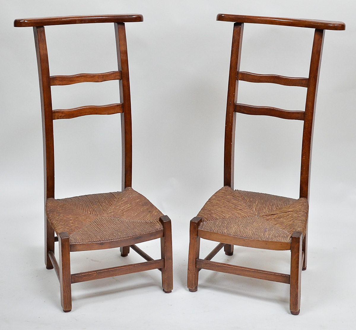 Par de genuflexórios de madeira e rattan.