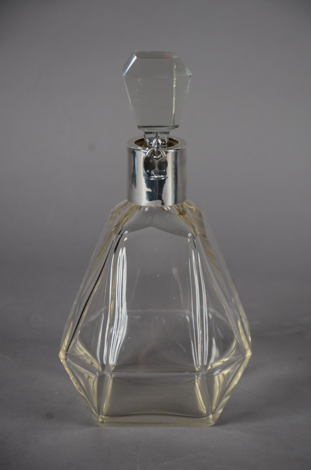 Garrafa de cristal com cadeado de metal. - foto 1 de 8