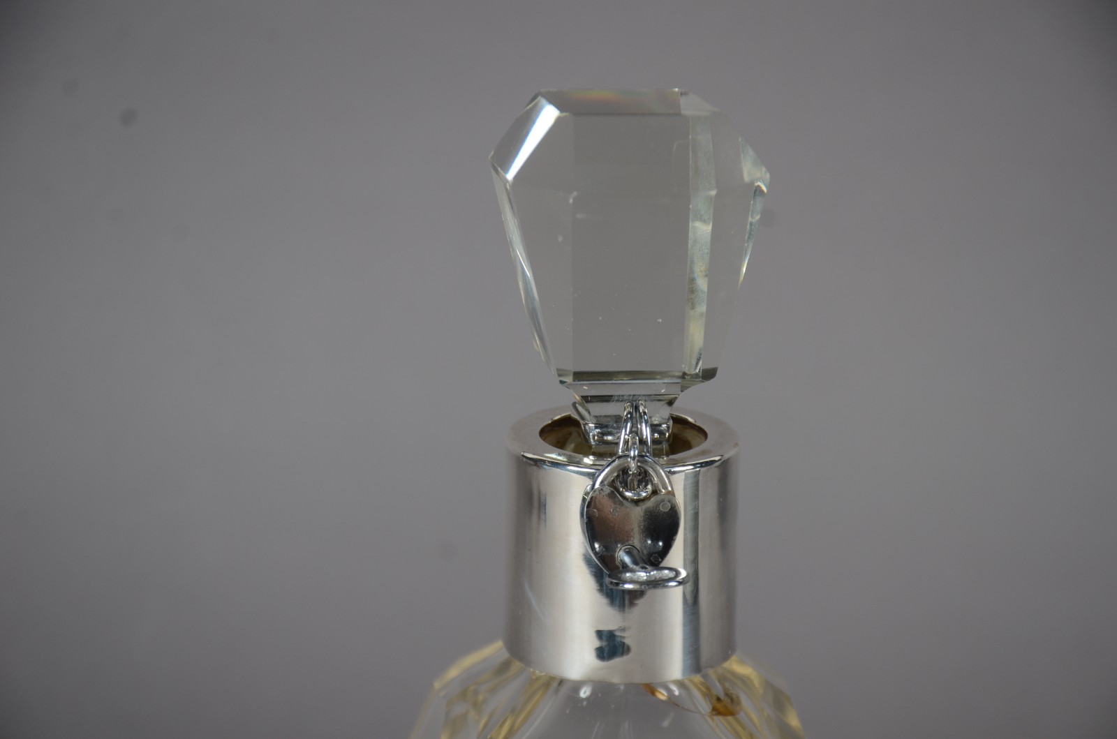 Garrafa de cristal com cadeado de metal. - foto 2 de 8