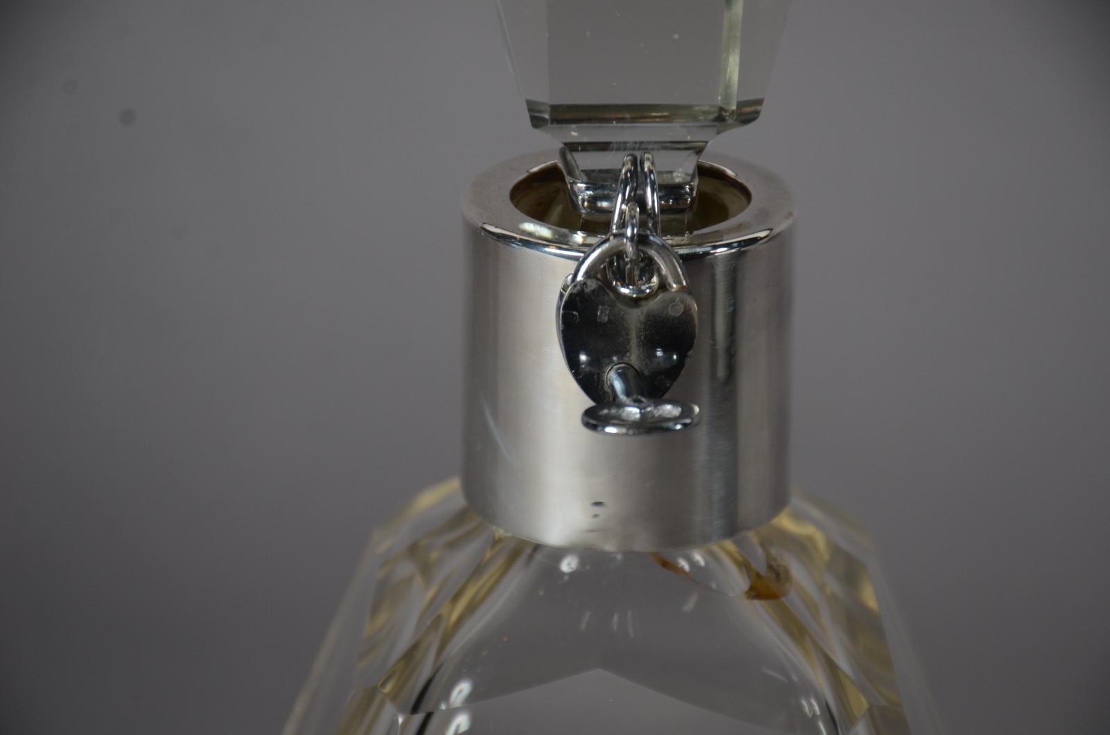 Garrafa de cristal com cadeado de metal. - foto 3 de 8
