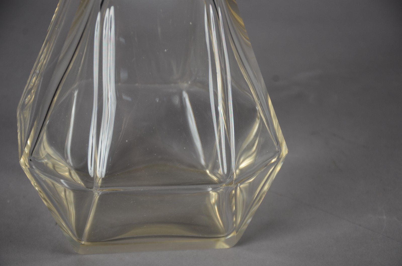 Garrafa de cristal com cadeado de metal. - foto 4 de 8