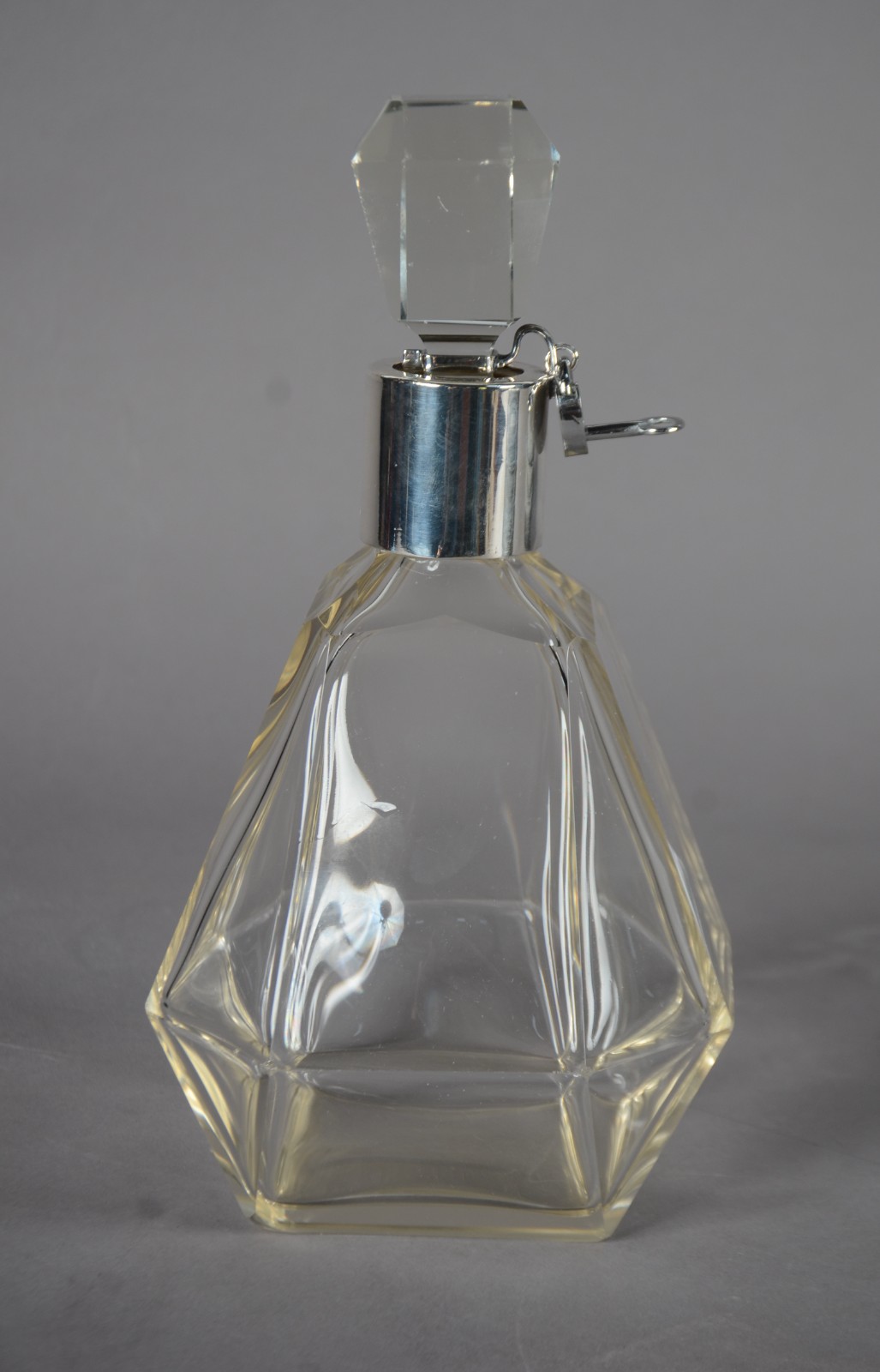 Garrafa de cristal com cadeado de metal. - foto 5 de 8