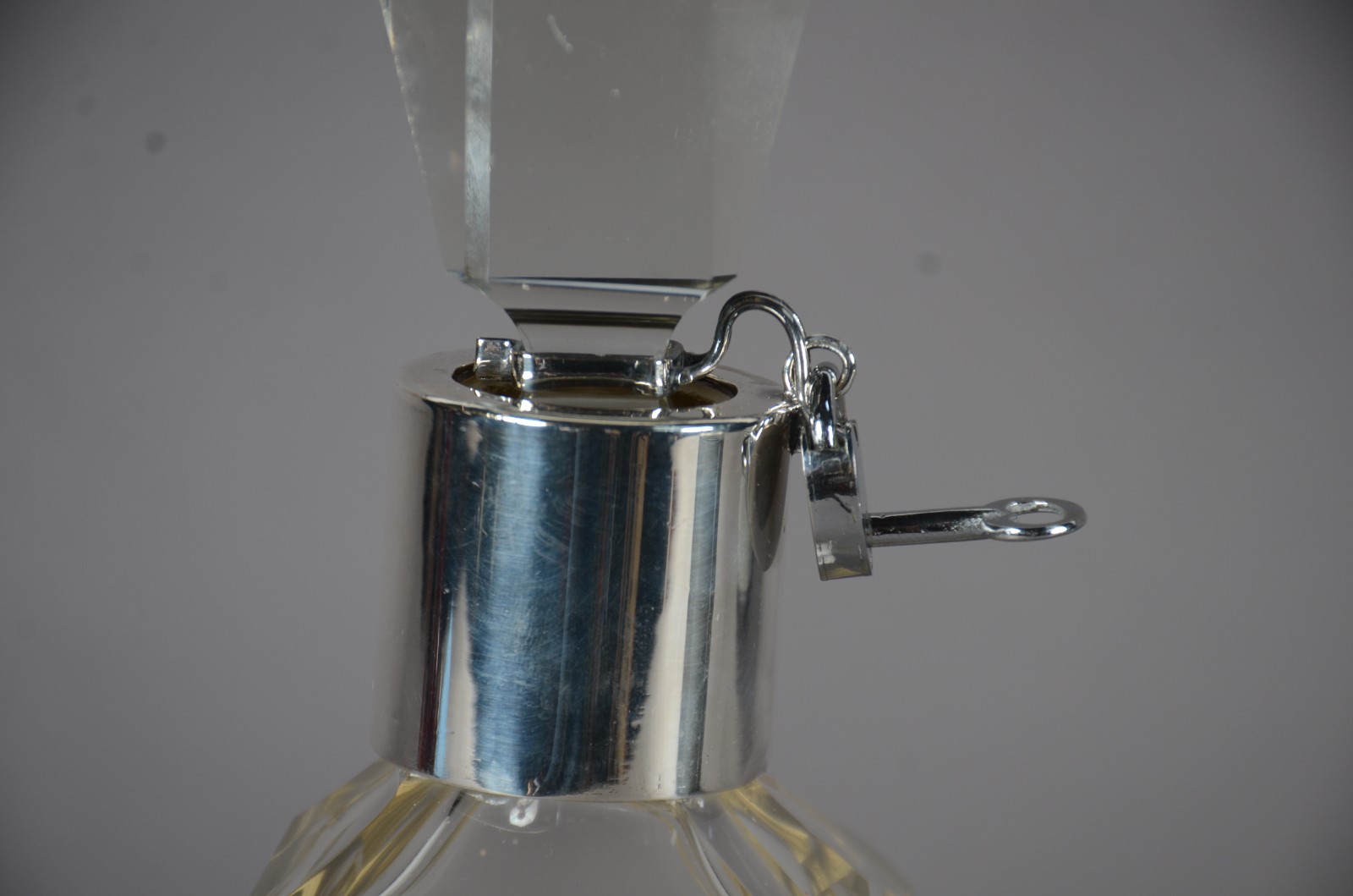 Garrafa de cristal com cadeado de metal. - foto 6 de 8