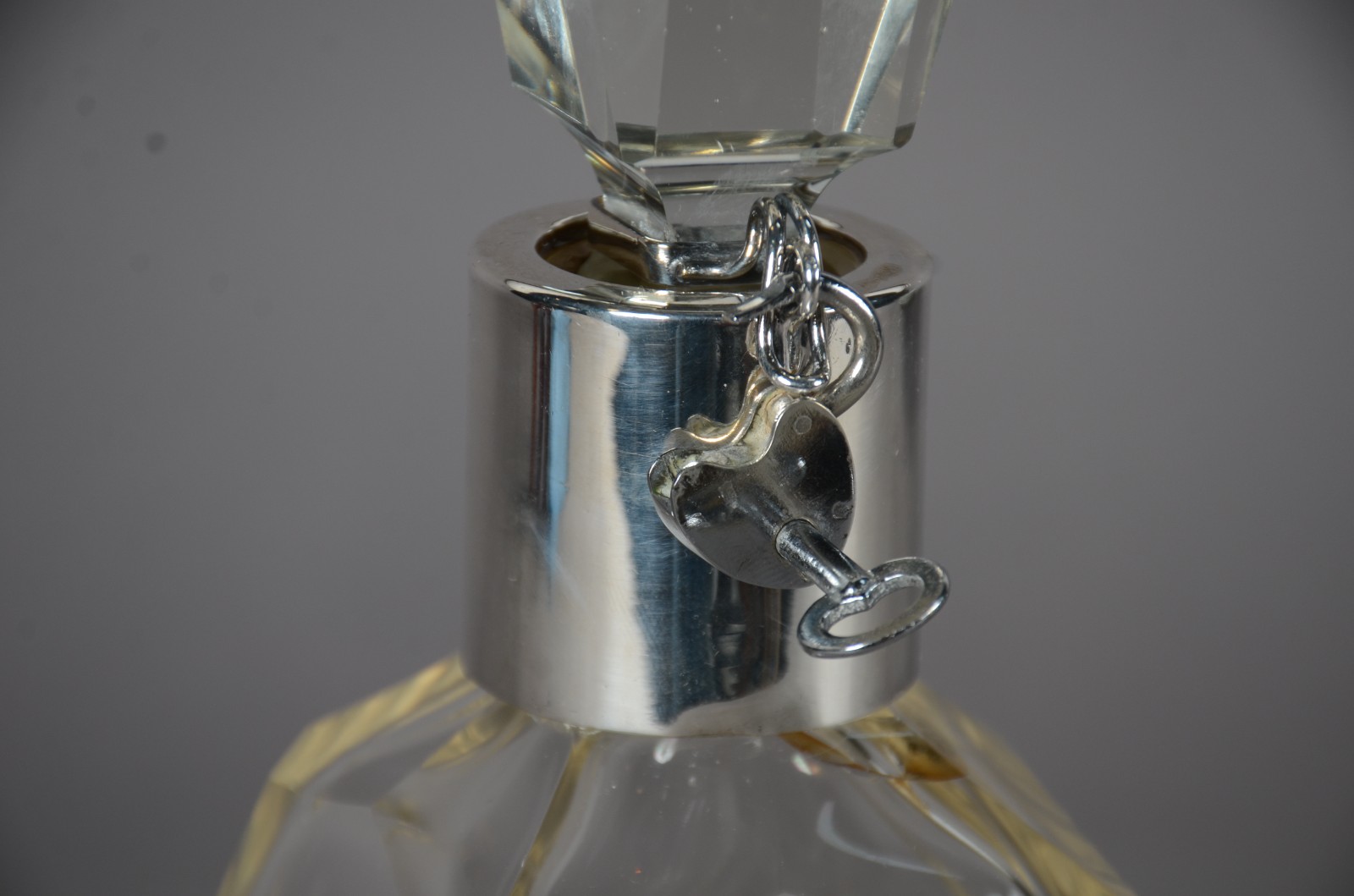 Garrafa de cristal com cadeado de metal. - foto 7 de 8