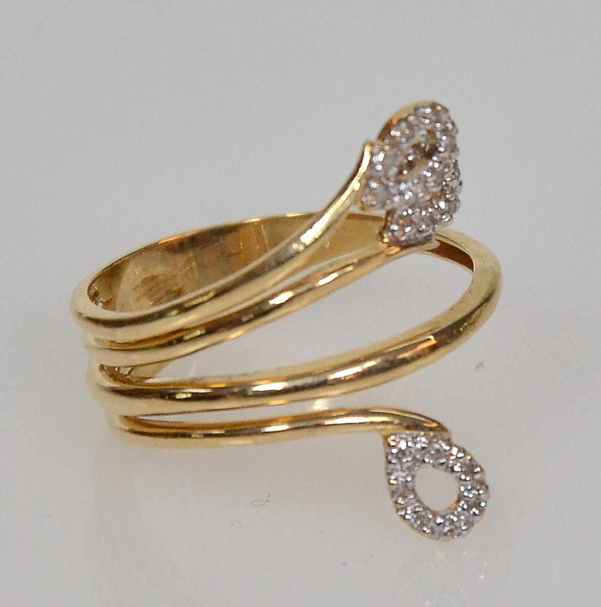 Anel de ouro 18 k com brilhantes, peso 3,5 g.