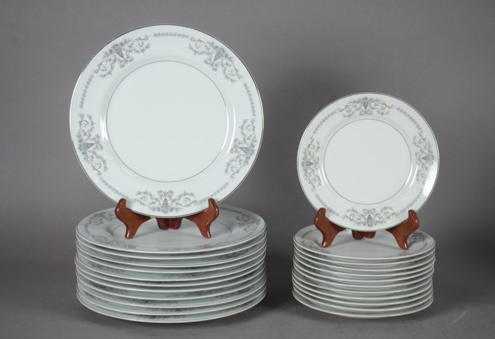 Conjunto de jantar de porcelana Mikasa, decorado com guirlanda... - foto 1 de 5