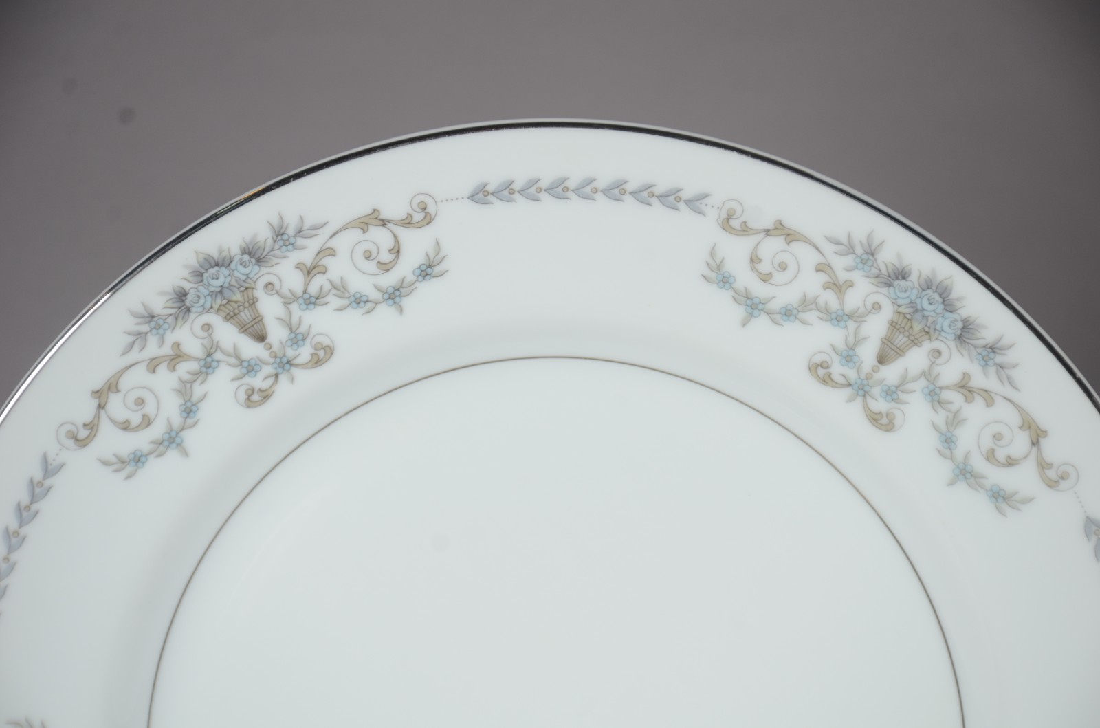 Conjunto de jantar de porcelana Mikasa, decorado com guirlanda... - foto 2 de 5