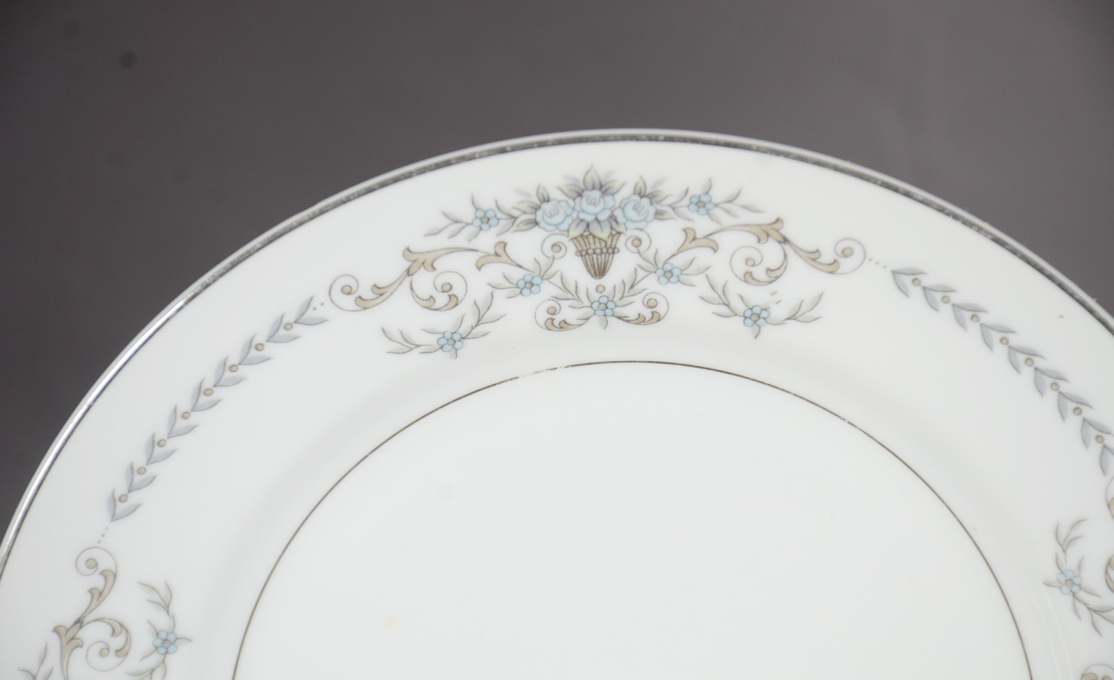 Conjunto de jantar de porcelana Mikasa, decorado com guirlanda... - foto 3 de 5